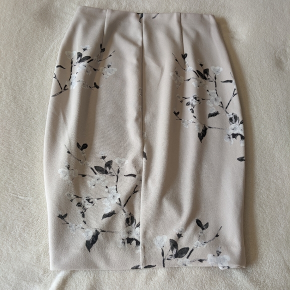 Dynamite Floral Skirt - Picture 2 of 6